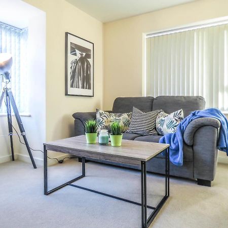 Tudors Esuites 4 Bedroom House Driveway & Garden バーミンガム エクステリア 写真