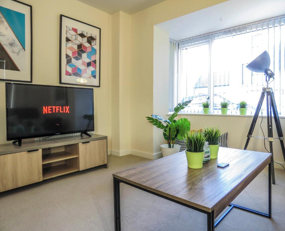 Tudors Esuites 4 Bedroom House Driveway & Garden バーミンガム エクステリア 写真