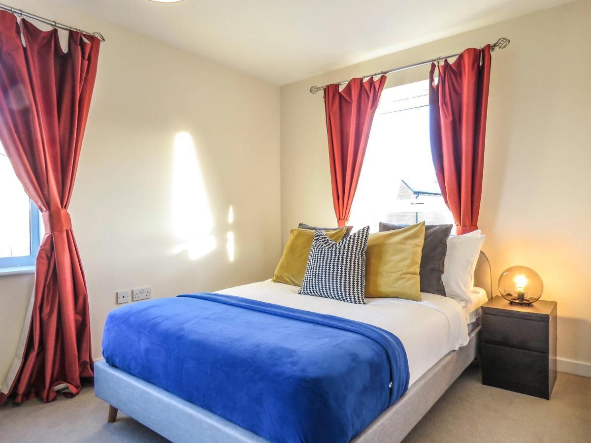 Tudors Esuites 4 Bedroom House Driveway & Garden バーミンガム エクステリア 写真