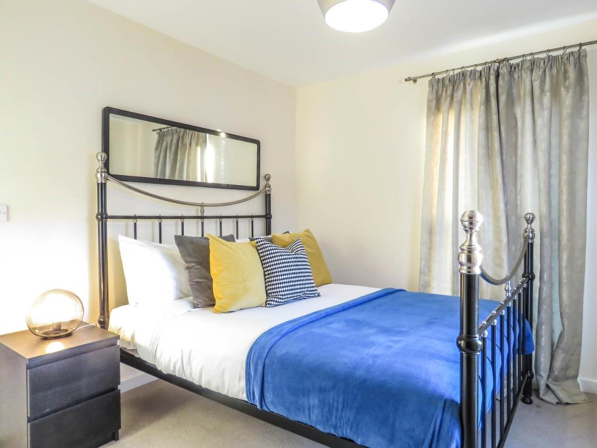 Tudors Esuites 4 Bedroom House Driveway & Garden バーミンガム エクステリア 写真