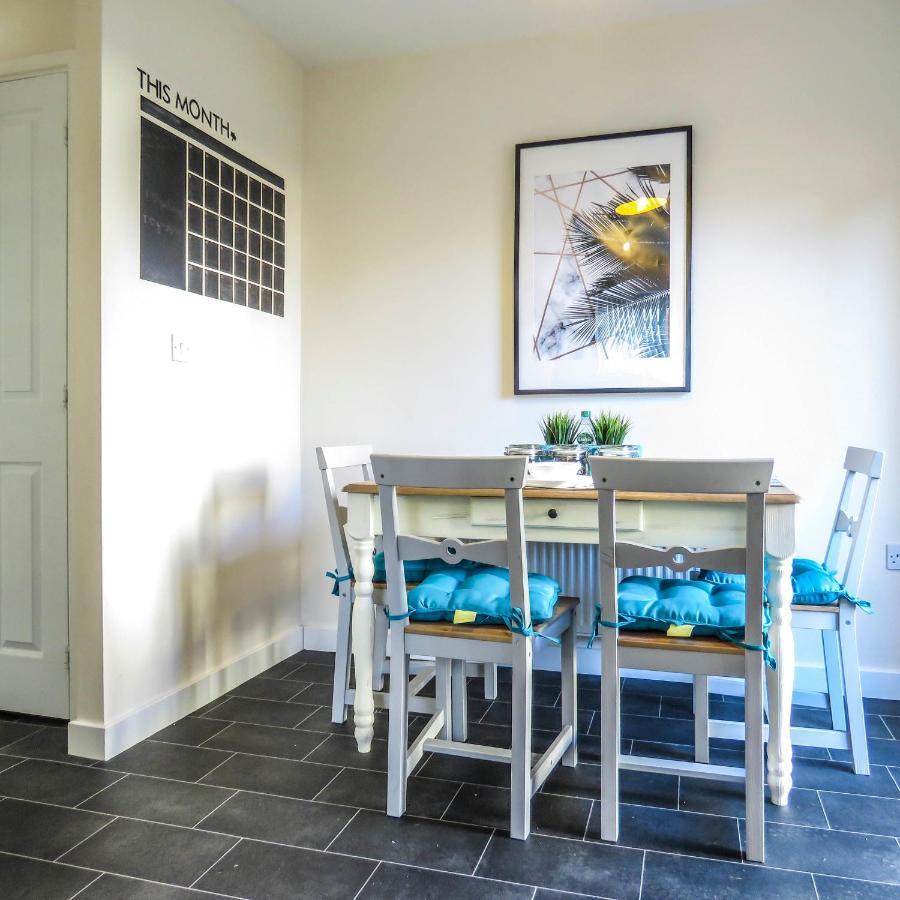 Tudors Esuites 4 Bedroom House Driveway & Garden バーミンガム エクステリア 写真