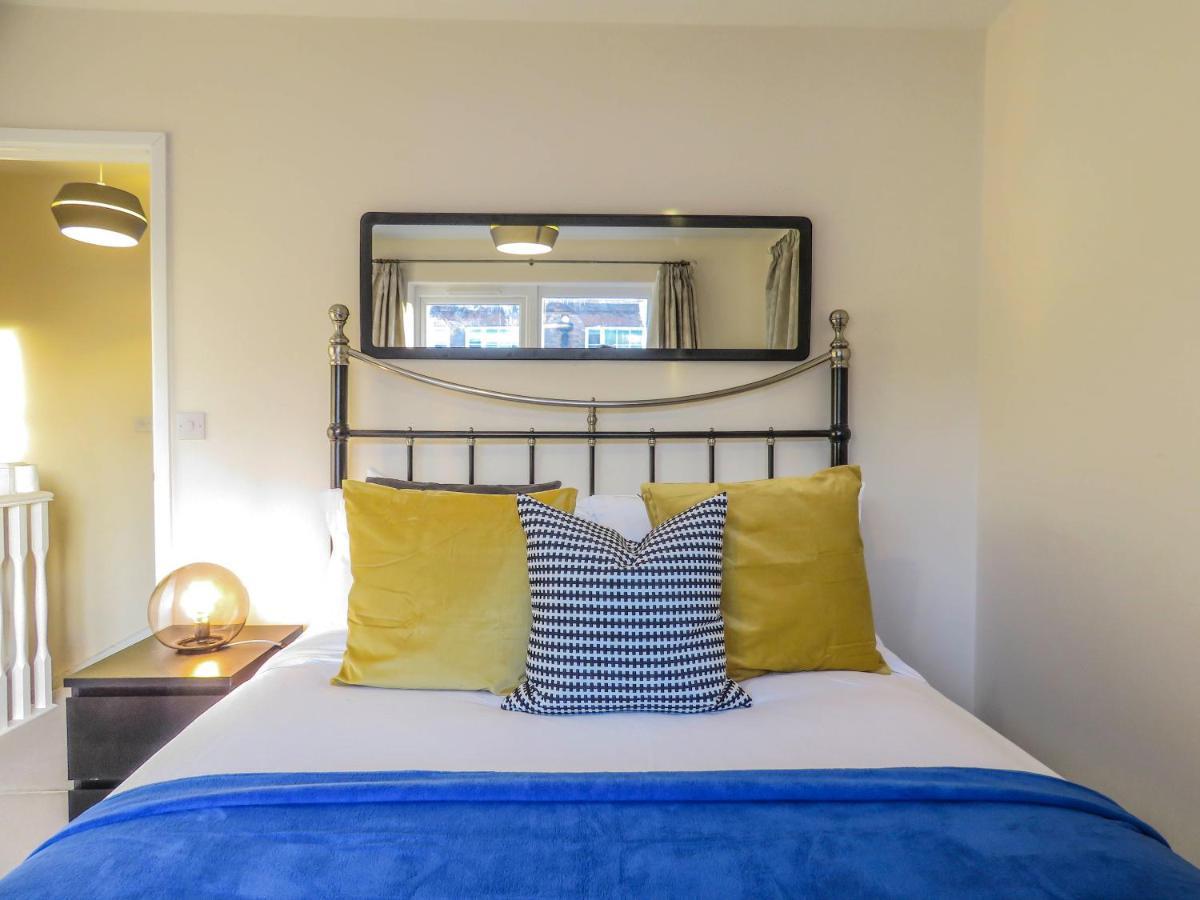 Tudors Esuites 4 Bedroom House Driveway & Garden バーミンガム エクステリア 写真