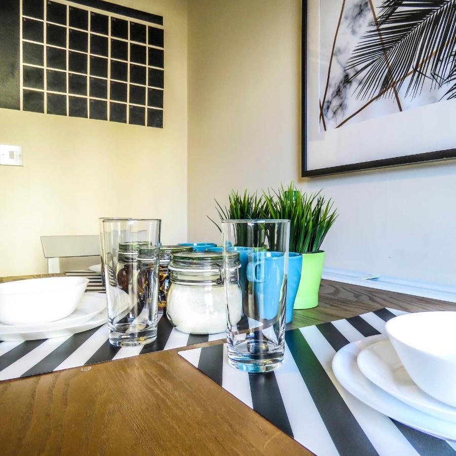 Tudors Esuites 4 Bedroom House Driveway & Garden バーミンガム エクステリア 写真